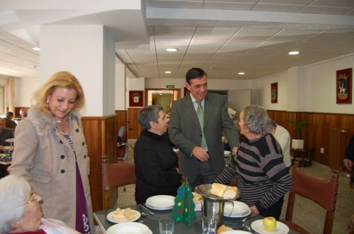 EL PRESIDENTE Y LOS VICEPRESIDENTES DE LA DIPUTACIÓN VISITAN  A LAS RESIDENCIAS DE LA TERCERA EDAD CON MOTIVO DE LAS FIESTAS NAVIDEÑAS